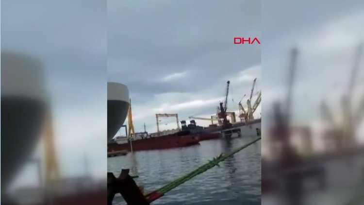 Tuzla'da bir tersanede vinç denize devrildi