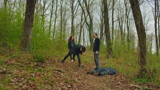 Hasan ve Kadir,, Eyüp'ün telefonunu kırıyor.