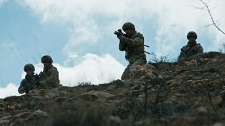 Yiğit düşmanın peşinden gidiyor.