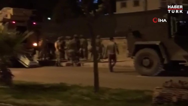 Suriye sınırına komando ve askeri araç sevkiyatı