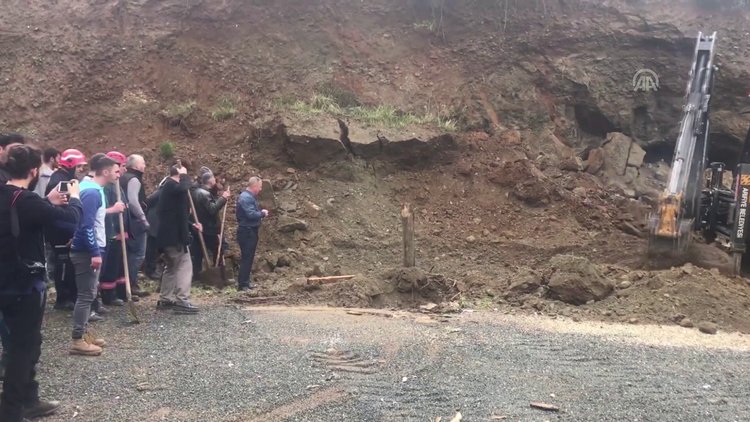 Sakarya'da toprak kayması