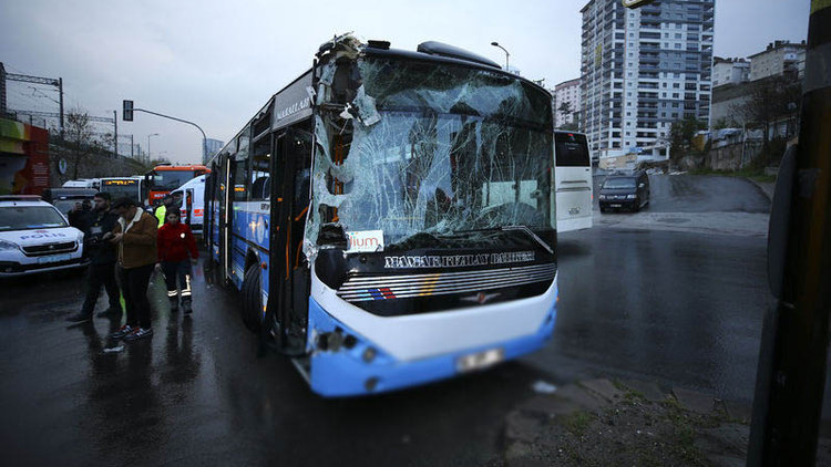 Halk otobüsü temizlik aracına çarptı!