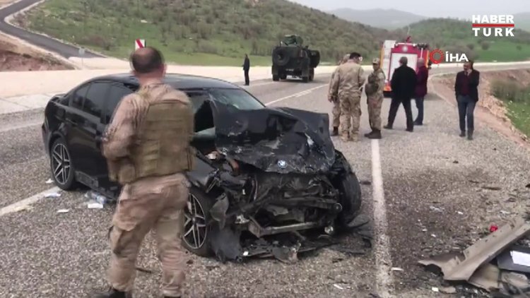 Diyarbakır'da iki araç kafa kafaya çarpıştı: 2 ölü, 7 yaralı