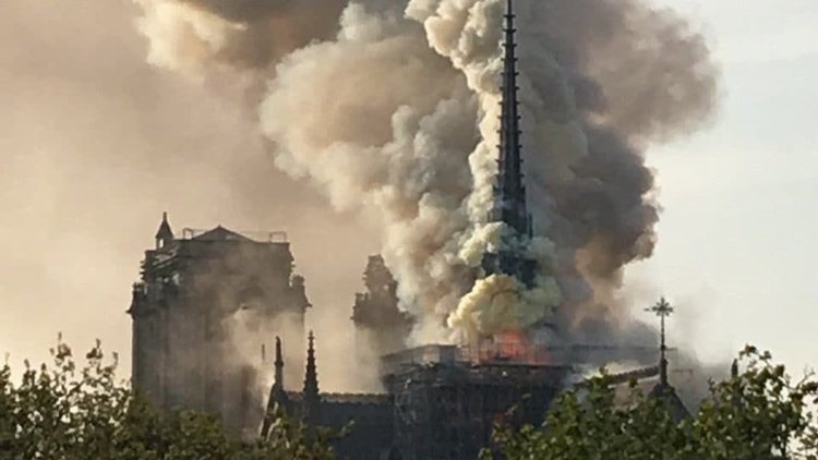 Notre Dame Katedrali'nde yangın
