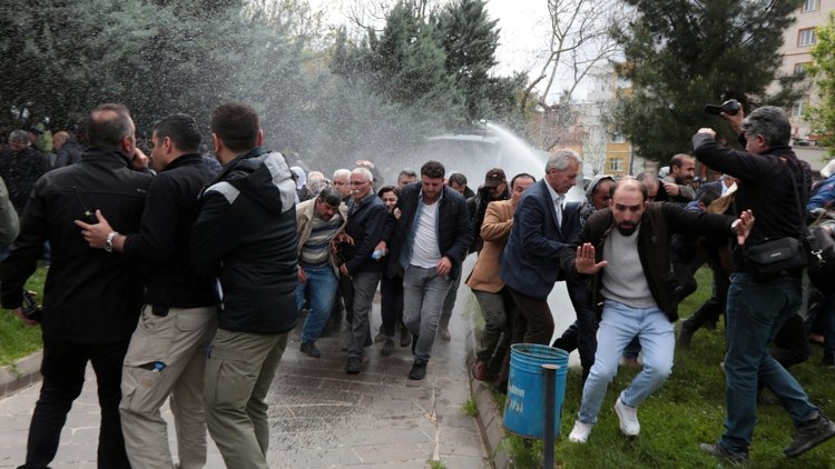 HDP'lilerin basın açıklamasına tazyikli suyla müdahale
