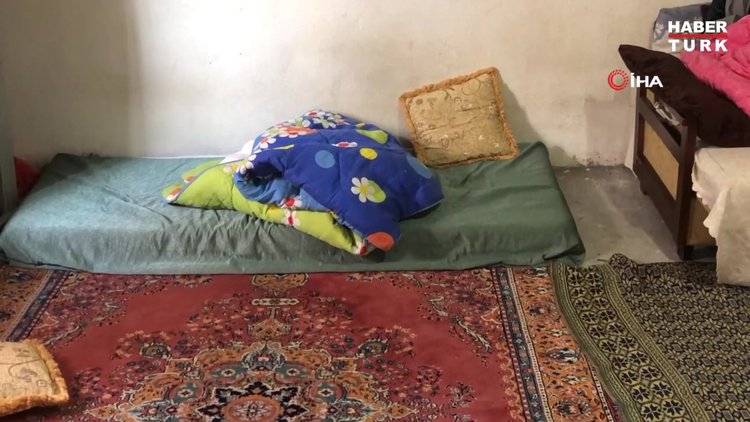 Korkunç! Bebeğini emzirirken uyuya kaldı...