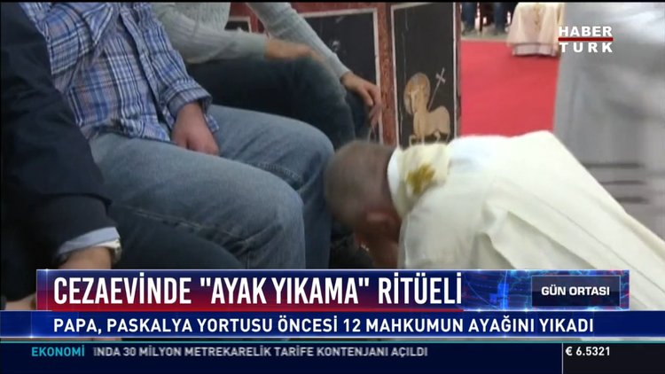 Cezaevinde "ayak yıkama" ritüeli: Papa, Paskalya yortusu öncesi 12 mahkumun ayağını yıkadı
