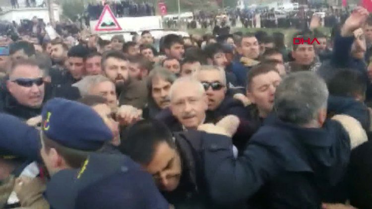 Son dakika! Kemal Kılıçdaroğlu'na şehit cenazesinde saldırı! İşte o an