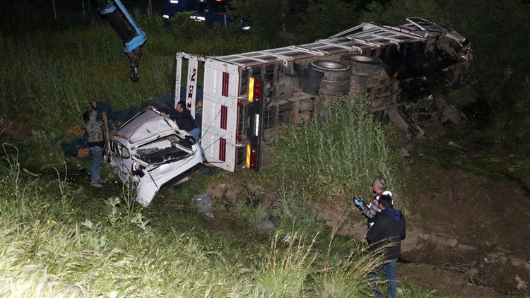 Feci kaza! Kamyon ile otomobil şarampole uçtu