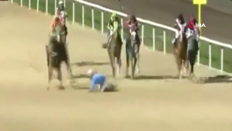 Attan düşen jokey, arkadan gelen atların altında kalmaktan son anda kurtuldu