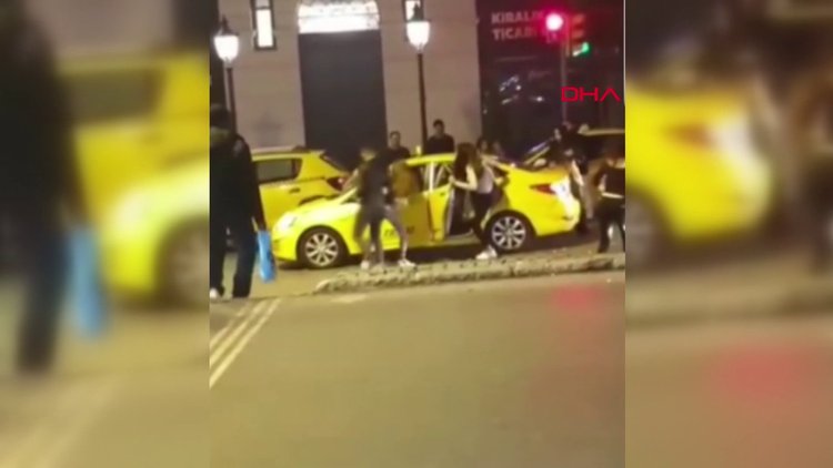 Tarlabaşı'nda laf atan kişiyi öfkeli gruptan taksici kurtardı!