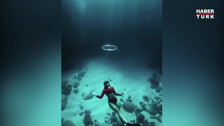 Denizin altında halkadan geçmek
