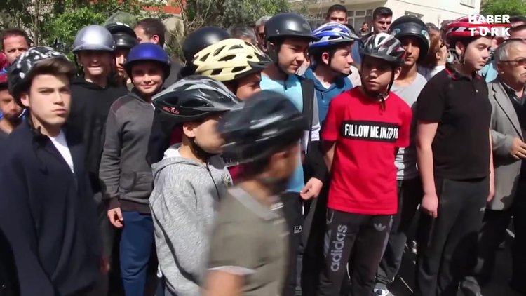 Tahta arabalarla 'Tömbüldek formula' yarışı