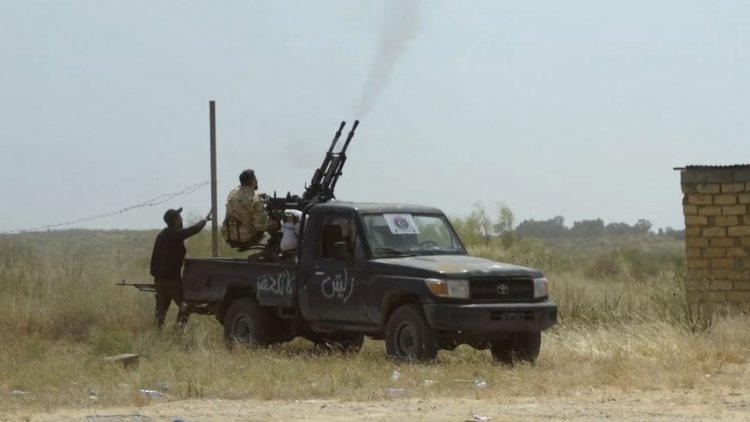 Libya'nın başkenti Trablus'u ele geçirmek için savaş uçaklı saldırı sürüyor