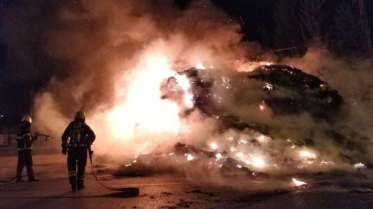 Samsun'da saman yüklü kamyon alev alev yandı