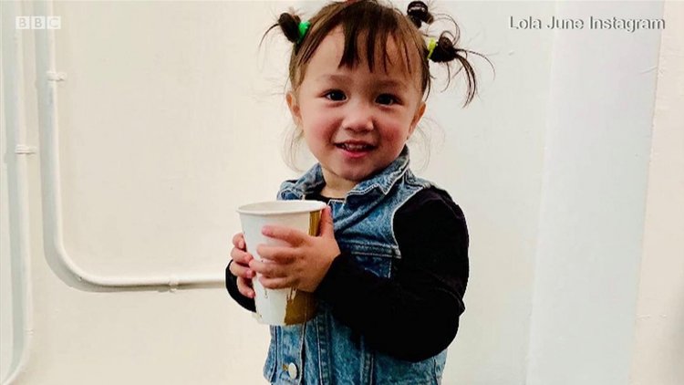 Tabloları 1600 dolara alıcı bulan minik ressam Lola