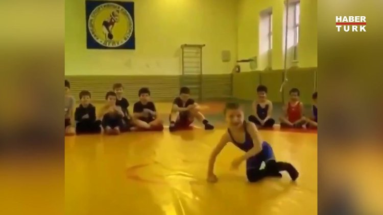 Küçük ninjalıklar yapıyor