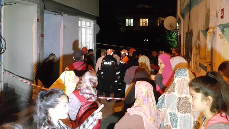 İstanbul'da üç katlı bina çöktü