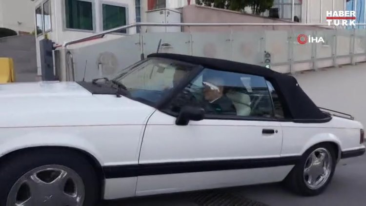 Bahçeli, klasik otomobiliyle Ankara sokaklarında