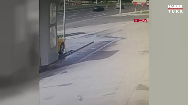 Polis memuruna çarpıp şehit etmeden önce yayaya çarpmış o anlar kamerada