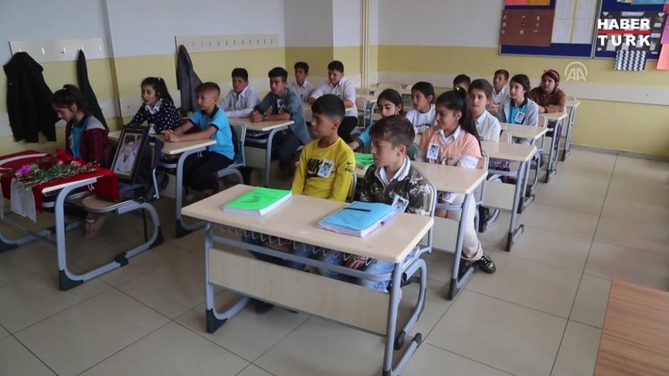Teröristlerin saldırısında ölen öğrencinin sınıfında hüzünlü dersbaşı