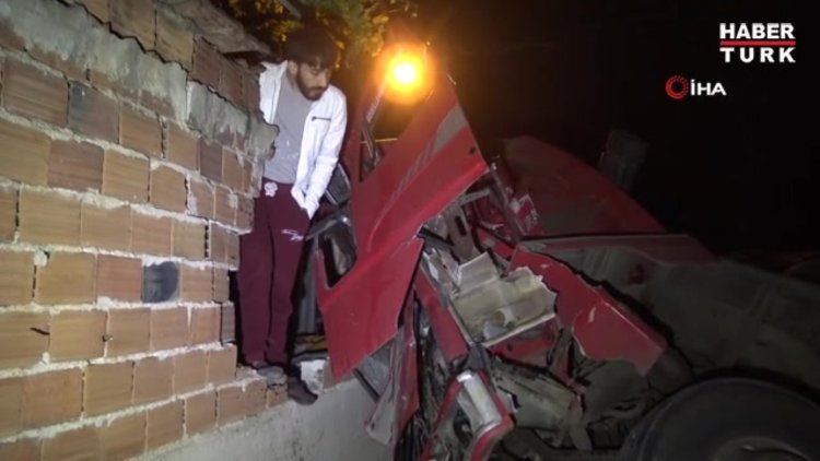 Sahurda faciadan dönüldü! Kamyon evin duvarından içeri girdi