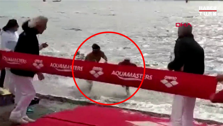 Yüzme yarışında skandal olay! İşte o an...