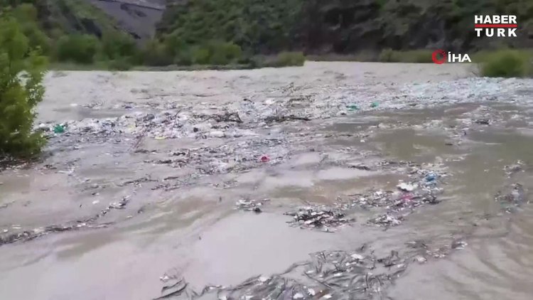 Zap Suyu'nun yüzeyi çöple kaplandı