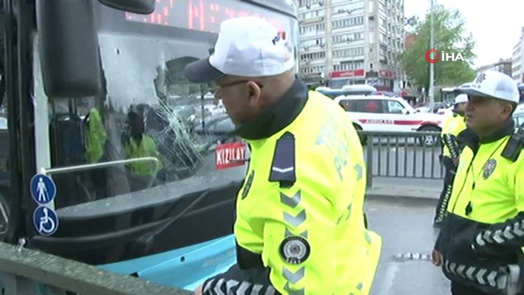 Ankara'da özel halk otobüsü, bariyerlere çarptı: 10 yaralı!