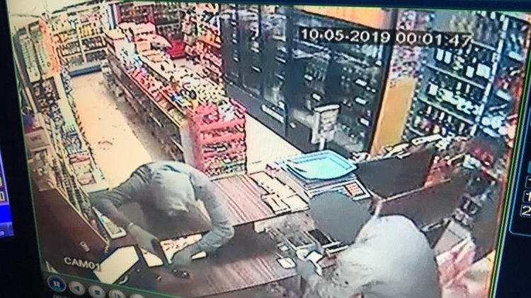 İzmir'de maskeli ve silahlı soygun