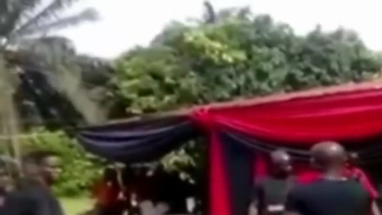 Cenaze töreninde tabutu düşürdüler