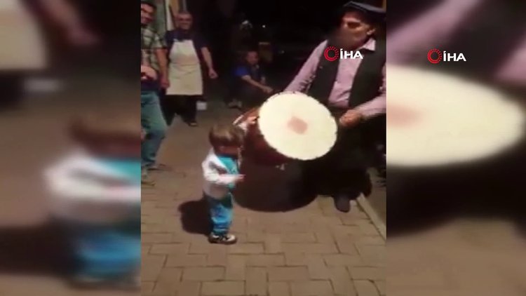Minik çocuk kendini ramazan davulunun ritmine kaptırdı