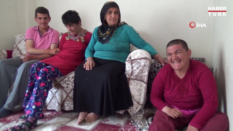 Üç engelli çocuğuna hem annelik hem de babalık yapıyor