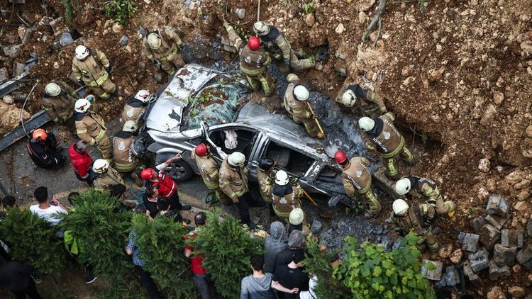 Başakşehir'de istinat duvarının çökme anı kamerada
