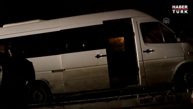 Düzensiz göçmenleri taşıyan minibüs direğe çarptı: 12 yaralı