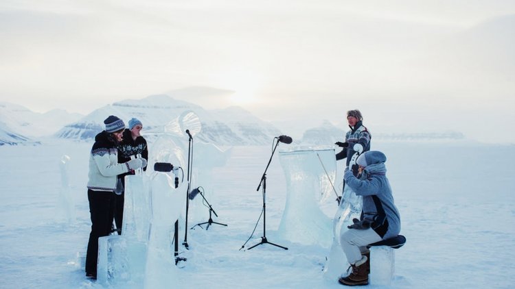 Kuzey Kutbu'nda buzdan enstrümanlarla konser
