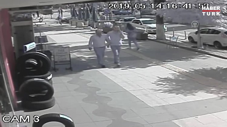 Binadan düşen mermer parçalarından kıl payı kurtuldular