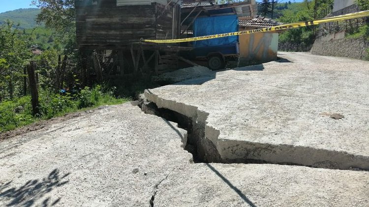 Ordu'da heyelan; 3 ev çöktü, mahalleli evlerini boşaltıyor
