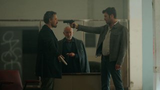 Veli, Kadir'den kendisini vurmasını istiyor.