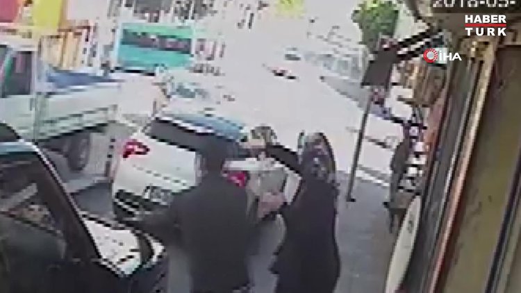 Yaşlı kadının kamyonetin altında metrelerce sürüklendiği kaza kamerada