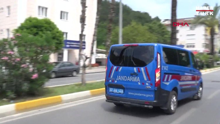 Yol verme tartışması kanlı bitti! Yayalar şoförü bıçakladı