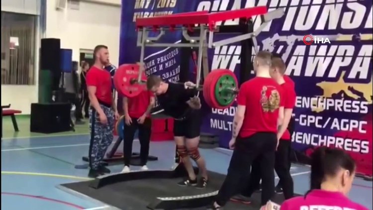 Rus halterci 250 kiloluk halteri kaldıramayınca...