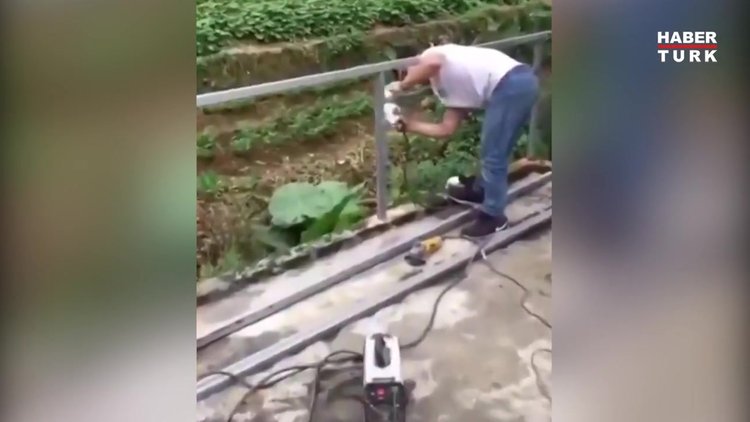 Güzel bir iş başarırken kafasını kıstırdı