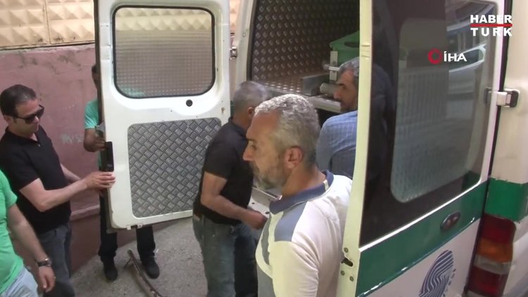 Ses sanatçısının cenazesini karıştırdılar