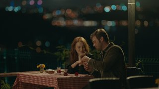 Kadir, Zeynep'e evlilik teklif ediyor.