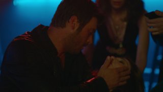 Cansız, Zeynep'i bıçaklıyor.