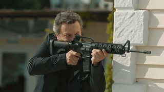 Veli, Cansız'ı vuruyor.