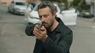 Veli, Tayfun ve Akif'i kurtarıyor.