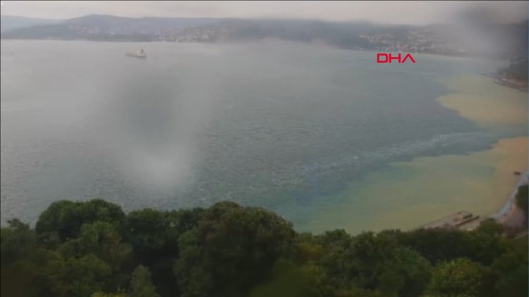 İstanbul Boğazı'na çamur aktı.