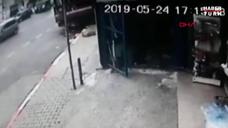 Sultanbeyli'de feci kaza! Kamyon dükkana girdi...